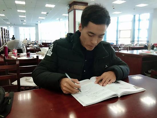 內蒙古“勵志哥” 40歲考上大學：希望三年畢業