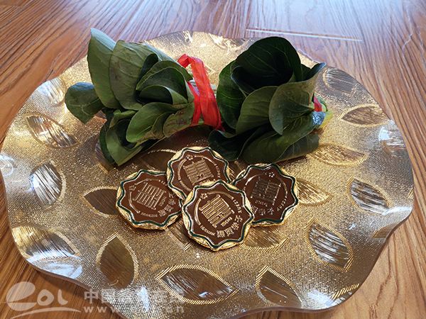 杭州一中學優秀學生上臺領獎：獎勵一捆青菜