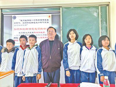 力學考試成績不合格 全班“留級”半年才畢業