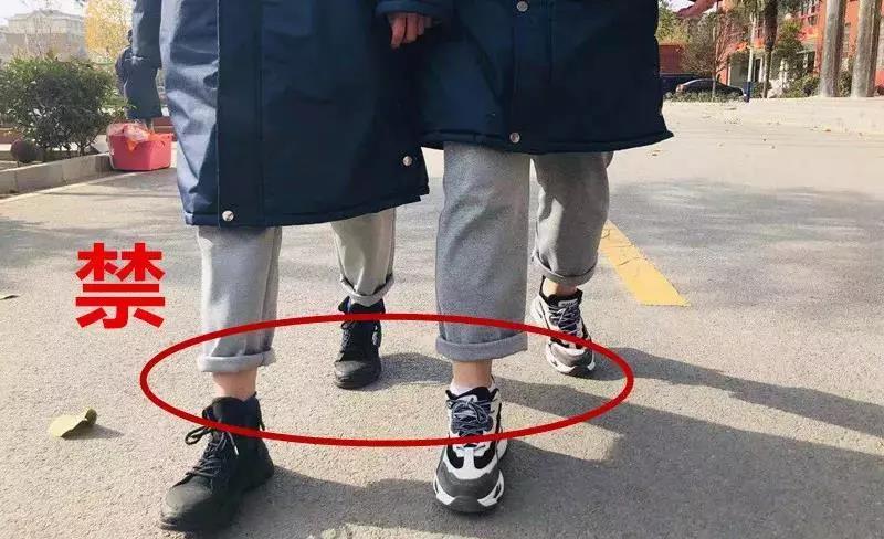 一學(xué)校嚴查“露腳踝”現(xiàn)象！這個危害健康的壞習(xí)慣，快讓孩子遠離！