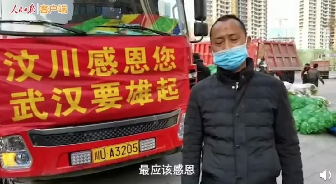 感動！耿直！來自汶川的6輛卡車上，貼著同一句話…