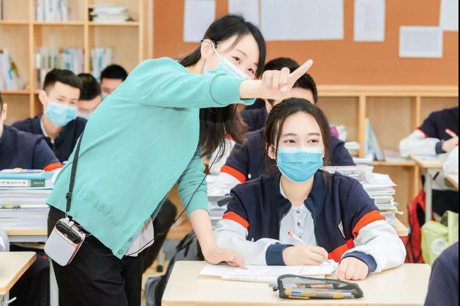 高考后學(xué)生為什么要扔書？如果不是因?yàn)橐锌?、高考，還會有多少學(xué)生愿意坐在教室里，安心聽老師講課？聽川師大李松林教授講答案