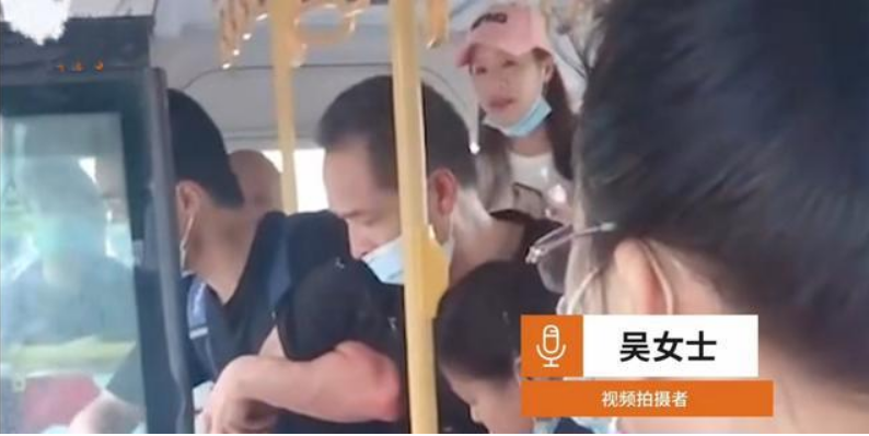 湖北一警校學(xué)生公交車上揪住小偷不放，他不怕對方出聲威脅